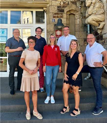 Mitglieder der CDU-Kreistagsfraktion besuchen das Caritas-Familienbüro in Ahrweiler; v. l. Michael Schneider, Petra Schneider MdL, Vorsitzender Michael Korden, Caritas-Ansprechpartnerin Julia Hoffmann, Horst Gies MdL, Nathalie Baum und Jürgen Schwarzmann.“ Foto: N. Baum