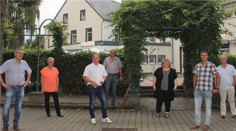 Mitglieder der CDU-Stadtratsfraktion Polch bei einer Besichtigung vor Ort im Stadtkern von Polch.Foto: Walter Weber