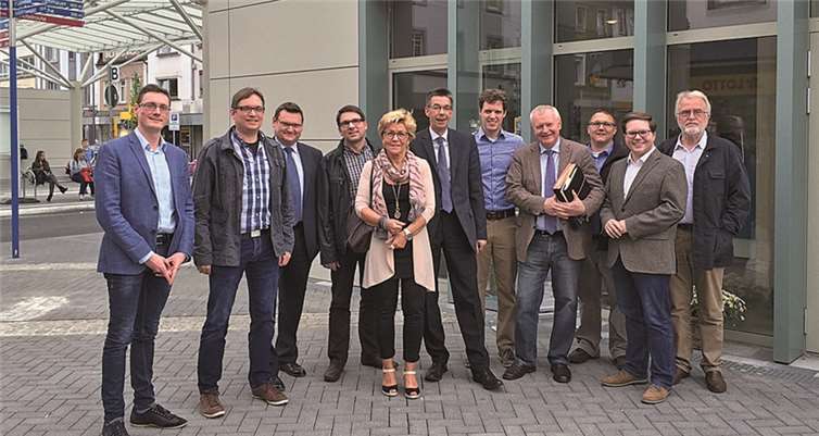 Mitglieder der CDU-Stadtratsfraktion bei der Besichtigung des neuen zentralen Busbahnhofs in der Neuwieder Innenstadt. privat