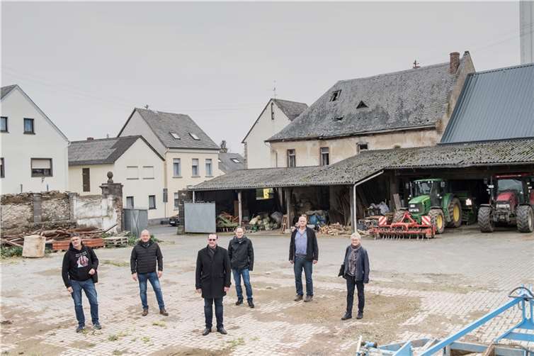 Mitglieder der CDU-Stadtratsfraktion bei einer Besichtigung der Baustelle am Mattheiser Hof. Vorne soll das Medizinische Versorgungszentrum entstehen. Im Hintergrund das sogenannte „Alte Gefängnis“, das zum Stadthaus werden soll.Quelle: CDU Polch