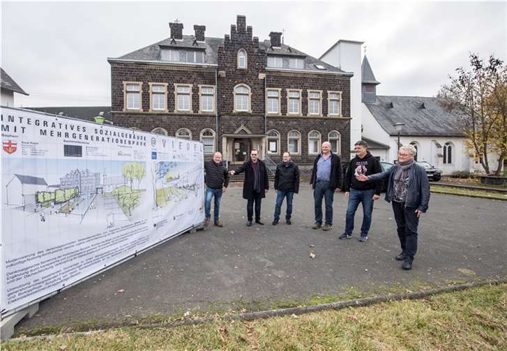 Mitglieder der CDU-Stadtratsfraktion bei einer Besichtigung am alten Krankenhaus. Foto: CDU Polch