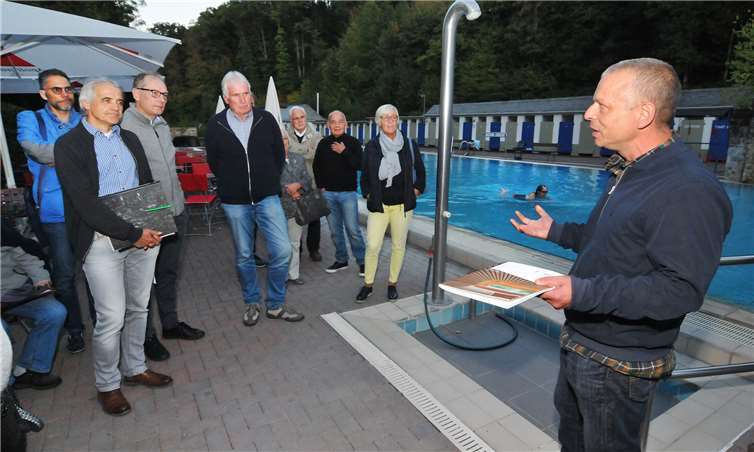 Im Nostalgiebad bahnt sich Großes an Mitglieder der CDU-Stadtratsfraktion und des CDU-Vorstands trafen sich mit Badbetreiber Frank Riffel (r.) im Historischen Thermalbad. RASCH