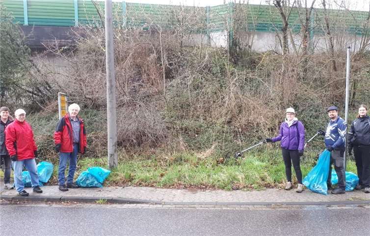 Mitglieder der CDU beim AufräumenFoto: privat