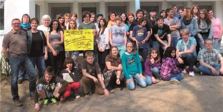 Mitglieder der Christlichen Familienbande überreichen der Internatsleitung und Internatsschülern den Erlös des Fastenessens.  Privat