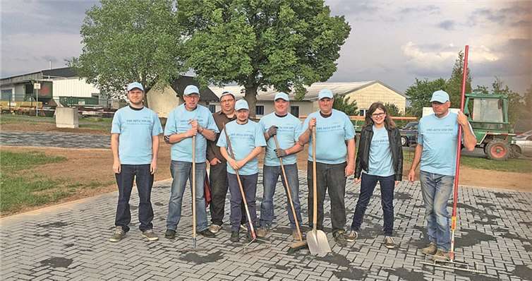 Mitglieder der Dorfgemeinschaft Dohrer Bolzplatz e.V. verlegten Pflastersteine auf der Spielfläche. Hier soll zukünftig eine Tischtennisplatte für die Dorfjugend aufgestellt werden. privat