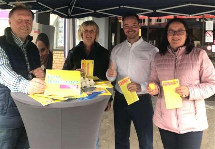 Mitglieder der FDP Adenau an ihrem Infostand.Foto: privat