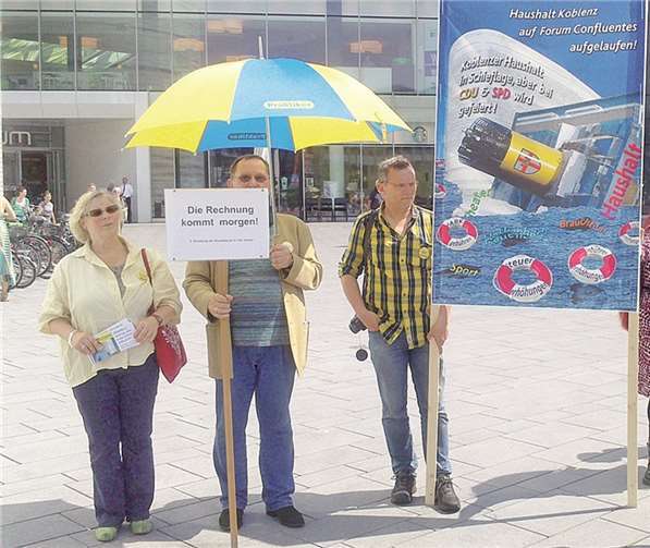 Mitglieder der FDP Koblenz demonstrierten neben dem Eingang zum Forum, um auf die prekäre finanzielle Situation der Stadt Koblenz aufmerksam zu machen. privat