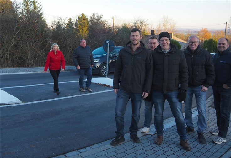 Mitglieder der FWG Andernach am neu eingerichteten Fahrbahnteiler mit Gehwegübergang in der Straße „Im Breitholz“ im Stadtteil Eich. Foto: Matthias Janz