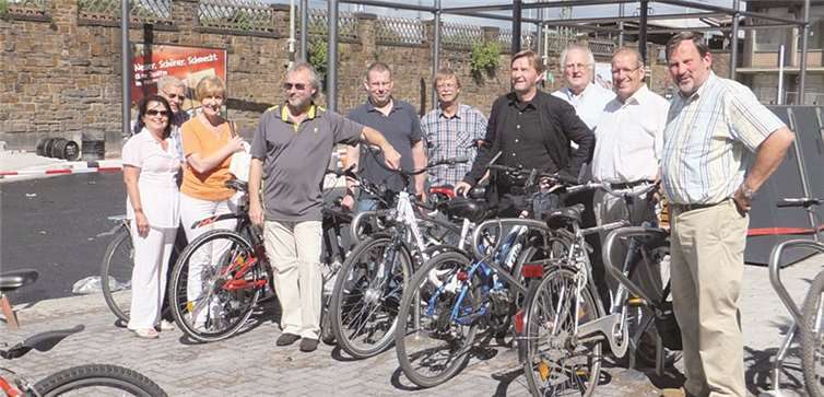 Mitglieder der FWG Andernach e.V. begrüßen bei ihrer Ortsbegehung des Bahnhofsvorplatzes / Kurfürstendammes Andernach die Aufstellung der neuen Fahrradcontainer.  K. Büchner