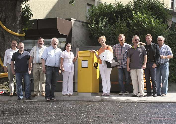 Mitglieder der FWG Andernach e.V. begutachten bereits vor Eröffnung des Kurfürstendamms den neuen Briefkasten am Bahnhofsvorplatz Andernach. K. Büchner