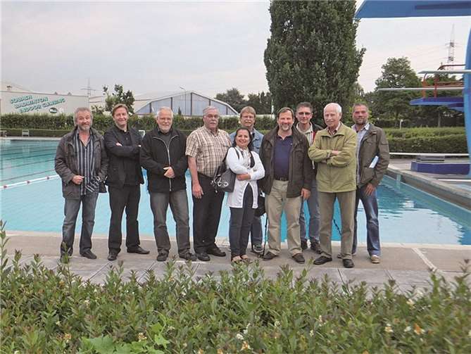 Mitglieder der FWG Andernach e.V. begutachteten mit Betriebsleiter Bodo Neunheuser (3. v.r.) und Schwimmmeister Ludwig Wiemer (1. v.r.) den Zustand des Andernacher Freibades.  K. Büchner