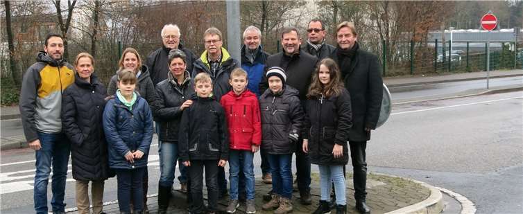 Mitglieder der FWG Andernach trafen sich vor Ort mit Lehrern und Schülern der Hasenfänger Grundschule, um die geeignete Stelle für einen Fußgängerüberweg zu ermitteln.Christian Greiner