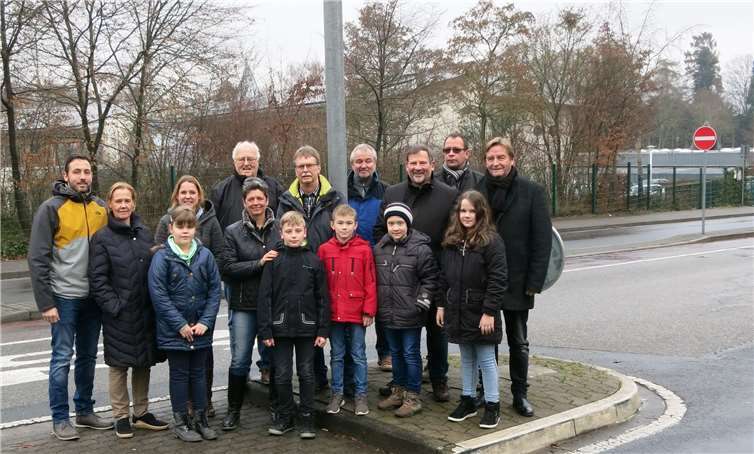 Mitglieder der FWG Andernach trafen sich vor Ort mit Lehrern und Schülern der Hasenfänger-Grundschule, um die geeignete Stelle für einen Fußgängerüberweg zu ermitteln. Foto: Christian Greiner