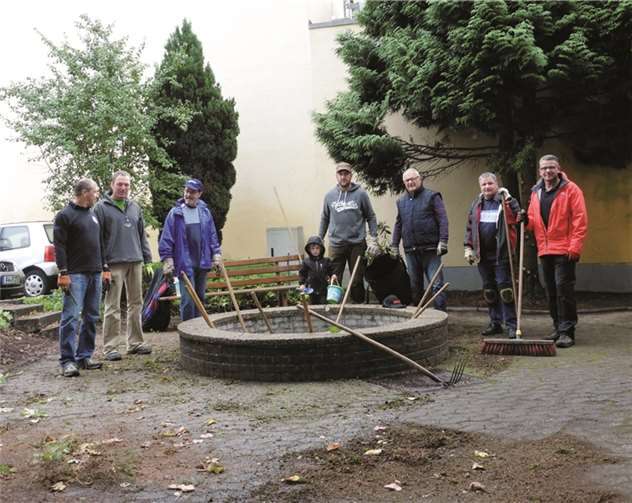 Mitglieder der FWG „Bürger für Bürger“ haben den Ebertplatz wieder in Ordnung gebracht. Es gibt auch Überlegungen, den vorhandenen Brunnen wieder in Betrieb zu nehmen. privat