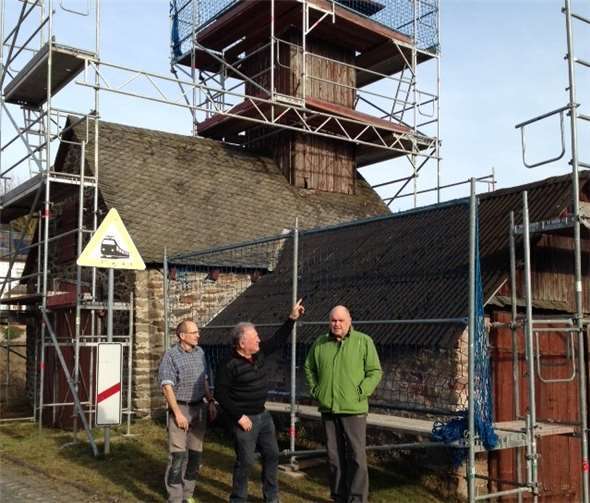 Mitglieder der FWG Dierdorf trafen sich vor Ort am alten Spritzenhaus.Foto: Rolf Scheyer, FWG