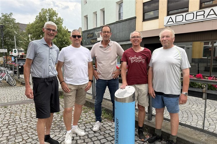 Mitglieder der FWG Sinzig am außer Betrieb befindlichen Trinkwasserspender auf dem Marktplatz. Die Fraktion fordert eine schnelle technische Lösung und die zeitnahe Wiederinbetriebnahme der Anlage.