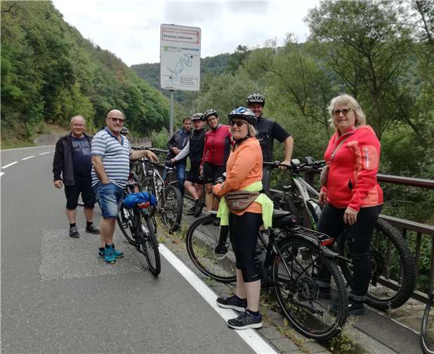 Mitglieder der FWG Verbandsgemeinde Adenau e. V. bei der Ortsbesichtigung des zukünftigen Verlaufs des Ahrtalradweges zwischen Fuchshofen und Schuld.Foto: privat