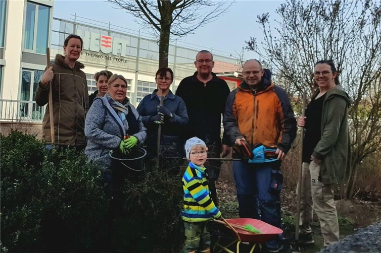 Mitglieder der FWG Zepp an der Grünfläche Wehrerstraße.
