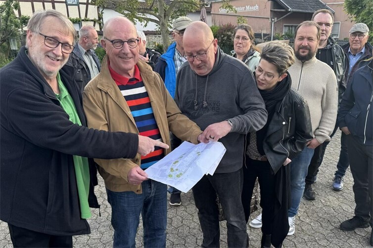 Mitglieder der FWG beim Treffen mit Heimersheimer Bürgern am 18. Mai Fraktionsvorsitzender Alfred Förner (2.v.l.) und Ortsvorsteher Jürgen Saess (3.v.l.) geben Einblick in die Planung des Kitas im Pfarrgarten