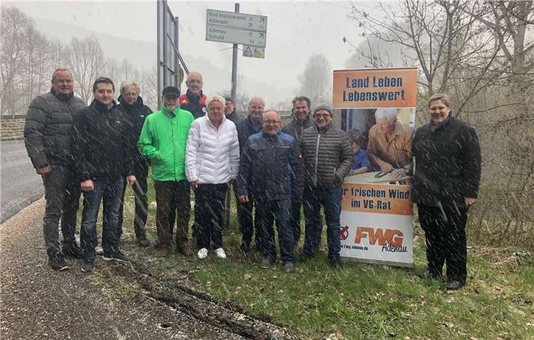 Mitglieder der FWG der Verbandsgemeinde Adenau mahnen den Straßenzustand der L74 an.Foto: privat