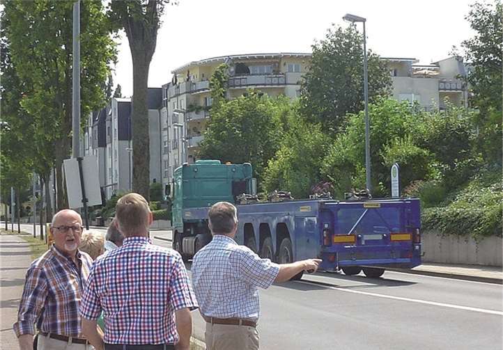 Mitglieder der FWG und Anwohner der Konrad-Adenauer-Allee in Andernach ärgern sich weiterhin über Schwerlasttransporter an der Rheinpromenade.privat
