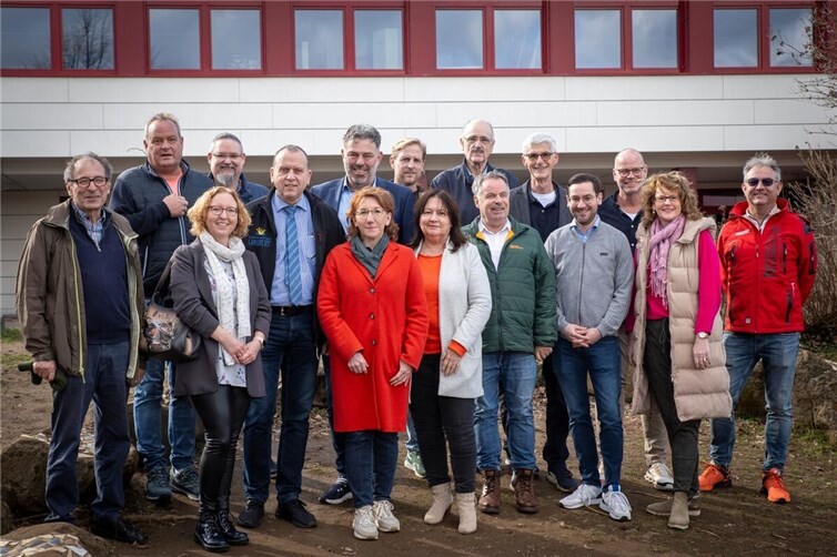 Mitglieder der FWG und SPD auf Kreis- und Verbandsgemeindeebene fordern an der Realschule plus in Niederzissen die Einrichtung einer IGS, um auch im Brohltal wohnortnah Abitur ablegen zu können.