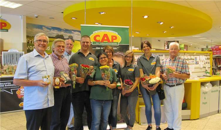 Mitglieder der Fair Trade Steuerungsgruppe Linz konnten sich beim Besuch des CAP-Marktes St. Katharinen davon überzeugen, dass neben der Vielzahl an Lebensmitteln, darunter auch viele regionale Produkte, die Produkte des Fairen Handels in den Regalen gut zu erkennen sind. Fotos: Fair Trade Steuerungsgruppe Linz