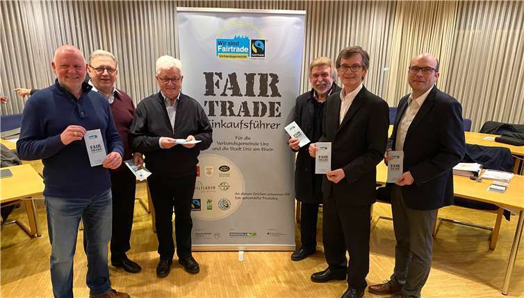 Mitglieder der Fair Trade Steuerungsgruppe Linz stellten zusammen mit Bürgermeister Hans-Günter Fischer im Sitzungssaal der Verbandsgemeindeverwaltung die zweite Auflage des Einkaufsführers vor. Von links: Didi Pörzgen, Reinhold Stephan, Hans-Joachim Schmitz, Peter Gillrath, Hans-Günter Fischer, Stefan Betzing. Foto: Fair Trade Steuerungsgruppe Linz