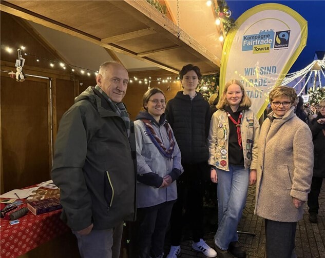 Mitglieder der Fairtrade-Steuerungsgruppe Andernach setzten sich für faire Weihnachten im Andernacher Weihnachtsdorf ein. Foto: privat