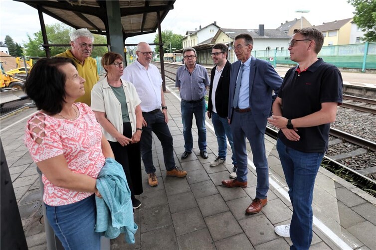 Mitglieder der Fraktionen von CDU, Bündnis 90/die Grünen, BSW, FWG und FDP können nicht verstehen, dass die  Deutsche Bahn AG den Bahnhof Engers nicht für Rollstuhlfahrer barrierefrei ausbaut.    