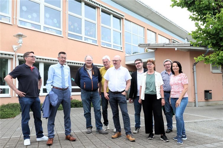 Mitglieder der Fraktionen von CDU, Bündnis90/die Grünen, BSW, FWG und FDP vor Ort an der Grundschule Heddesdorfer Berg die als erste Grundschule in der Stadt zur Ganztagsschule wird. 