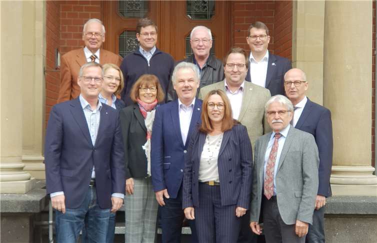 Mitglieder der Fraktionen von CDU und FDP mit Bürgermeister Stefan Raetz (Mitte). privat