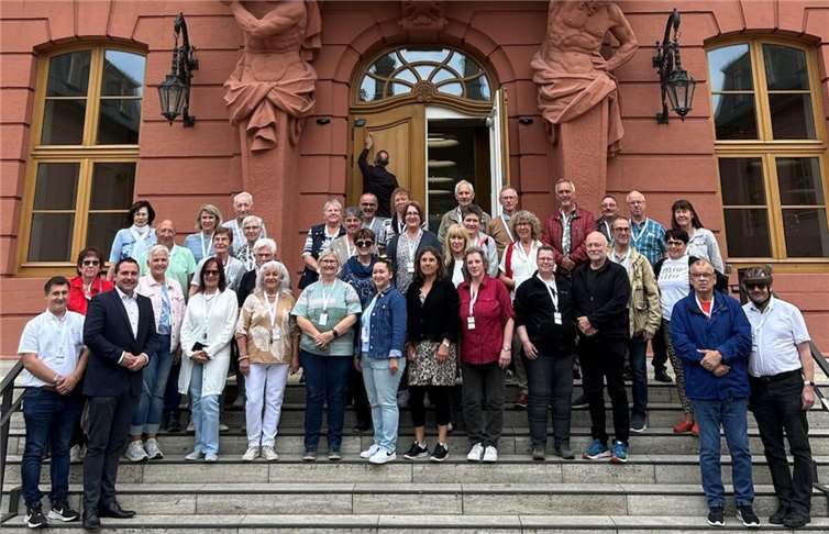 Mitglieder der Frauenselbsthilfe nach Krebs aus Cochem, Vertreterinnen und Vertreter der Caritas mit Benedikt Oster vor dem Landtag. Foto: Jens Mindermann