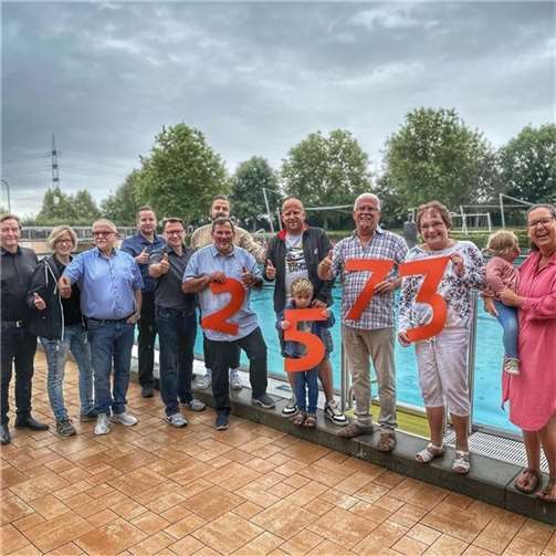 Mitglieder der Freien Wähler Gruppe Andernach gratulieren zum „Zwei-Fünf-Sieben-Drei“ Besucherrekord. Foto: PS