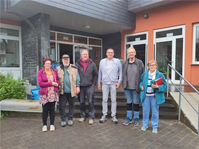 Mitglieder der Freien Wähler Mayen vor der Kita St. Barbara. Foto: FWM