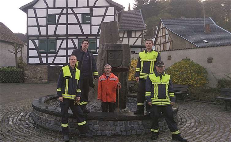 Mitglieder der Freiwilligen Feuerwehr Gönnersdorf reinigten nach dem Winter den Brunnen auf dem Dorfplatz, der nun wieder in Betrieb genommen werden kann.privat