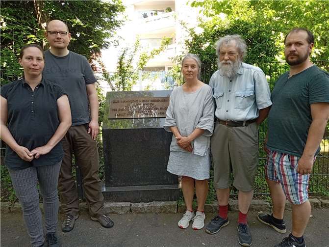 Mitglieder der GRÜNEN am Gedenkstein für die ehemalige Synagoge