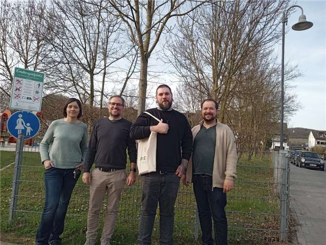 Mitglieder der Grünen Bad Neuenahr-Ahrweiler im Austausch mit Sebastian Lüthe von Pieper Holz über inklusive Spielplatzgestaltung (v.l.n.r.: Judith Velten, Andreas Resch, Sebastian Lüthe, Christoph Scheuer)  Foto: Bündnis 90/Die GRÜNEN