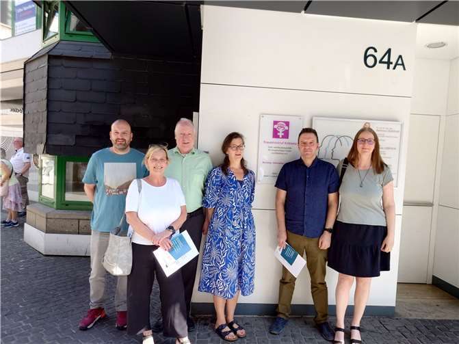 Mitglieder der Grünen Kreistagsfraktion zusammen sowie Jacqueline Bröhl, Leitung des Frauennotrufes. Foto: Grüne Kreistagsfraktion