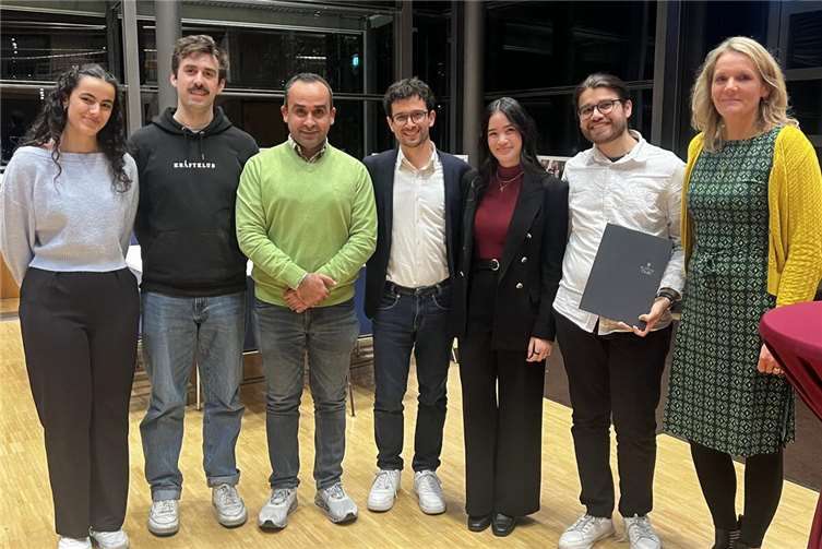 Mitglieder der Gruppe „Wir gegen Rassismus“ bei der Preisverleihung des Ehrenamtspreises in Trier - vor der Bundestagswahl engagiert sich die Initiative für Menschenwürde und gegen iskriminierung. Foto: Bistum Trier/Simone Bastreri