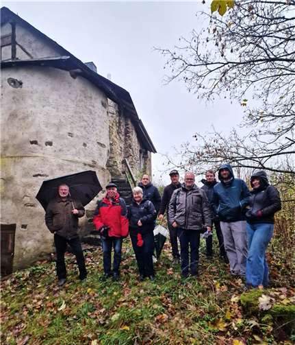 Mitglieder der IAGA vor den Resten des spätromanischen Palasgebäudes auf der Burg Kempenich. Von links nach rechts: Bernd Ziegler, Bernd Schmitz, Petra Schugt, Ralph Ropertz, Armin Herfort, Oliver Schüller, Marcel Mauer, Gabriel Heeren und Melina Nickel.  Foto: privat