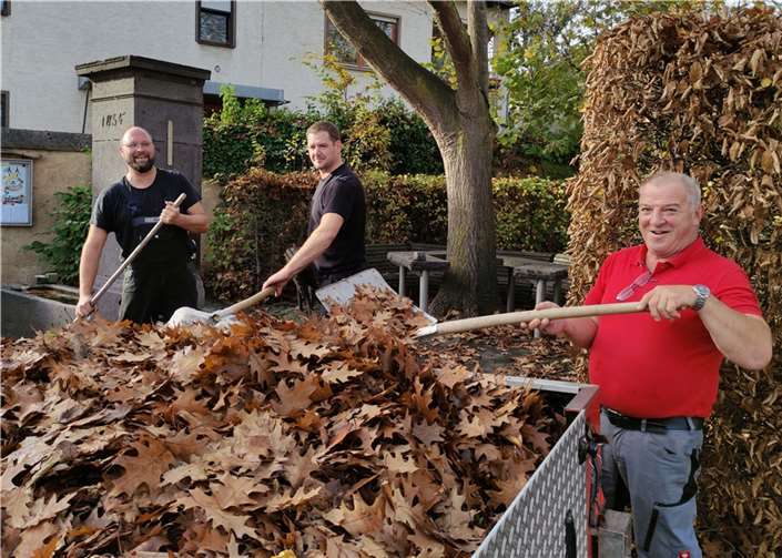 Mitglieder der I.G. Viedeler Bur beim Beladen eines Anhängers mit Laub.  Foto: privat