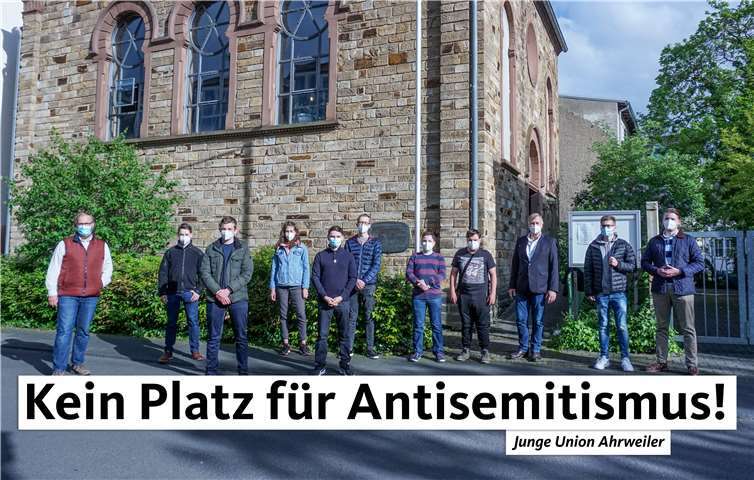 Mitglieder der JU versammelten sich vor der Synagoge in Ahrweiler, um ein Zeichen gegen Antisemitismus und Hass zu setzen.Foto: privat