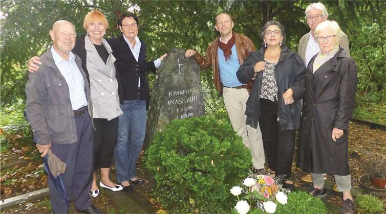 Mitglieder der Johannes Wasmuth Gesellschaft würdigten den 77. Geburtstag ihres Namensgebers an seinem Grab im Burgfriedhof in Bad Godesberg..Privat