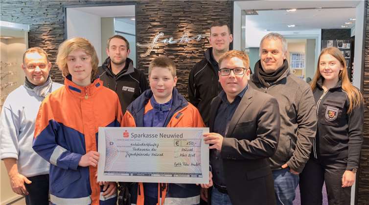 Mitglieder der Jugendfeuerwehr nehmen die Spende von Sebastian Strobl entgegen. Stadtverwaltung Neuwied
