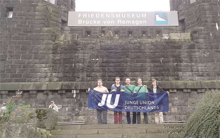 Mitglieder der Jungen Union Rheinschiene am Remagener Friedensmuseum. privat