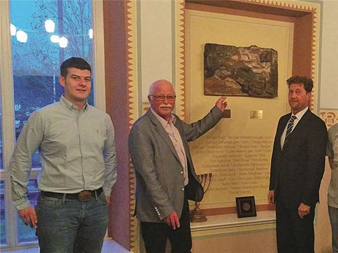 Mitglieder der Jungen Union und Detlef Odenkirchen in der Synagoge.privat