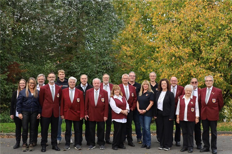 Mitglieder der KK-Schützengesellschaft Oberbieber präsentieren sich zum 70-jährigen Bestehen vor der Turnhalle der Friedrich-Ebert-Schule, die auch den Luftgewehr-Schießstand beherbergt. Foto: Sonja Etteldorf