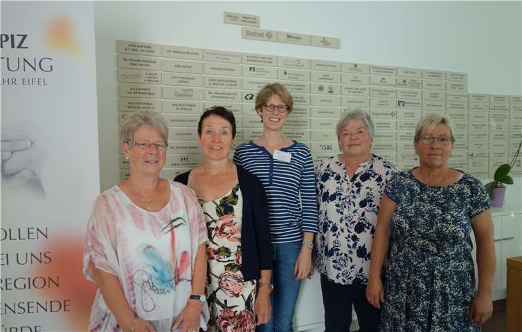 Mitglieder der Katholischen Frauengemeinschaft Welcherath/Nürburg überreichen Anna Louen, stellvertretende Hospizleitung der Hospiz im Ahrtal gGmbH, ihre Spende.Foto: privat