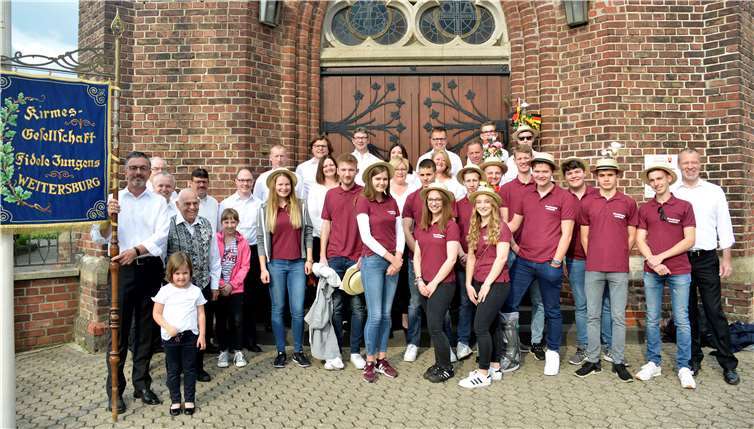 Mitglieder der Kirmesgesellschaft „Fidele Jungens“ Weitersburg e. V. vor dem Kirchgang